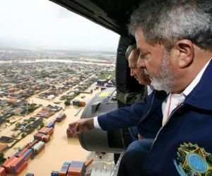 Lula observa cidade alagada em SC
